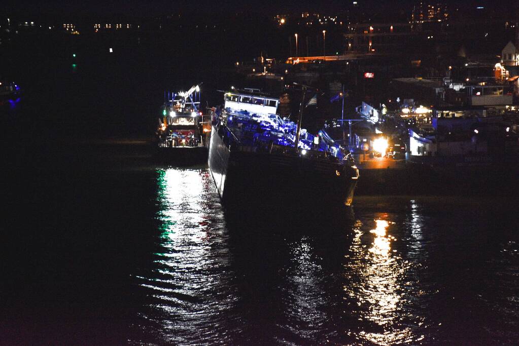 Boot komt vast te zitten en zinkt langzaam