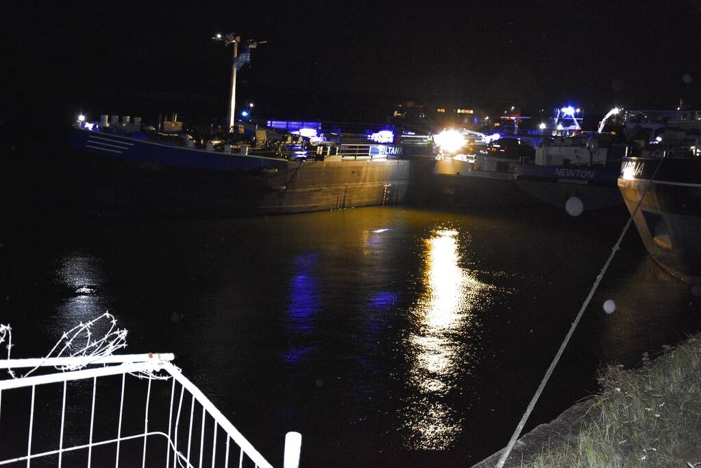 Boot komt vast te zitten en zinkt langzaam