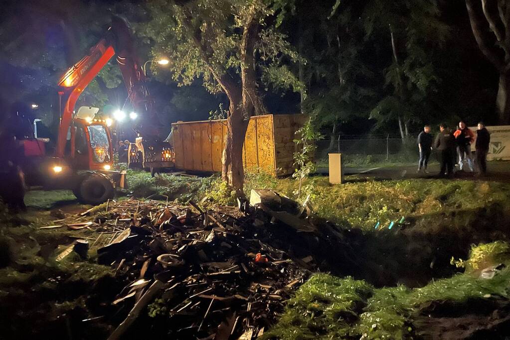 Aanhanger met container gekanteld