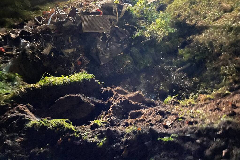 Aanhanger met container gekanteld