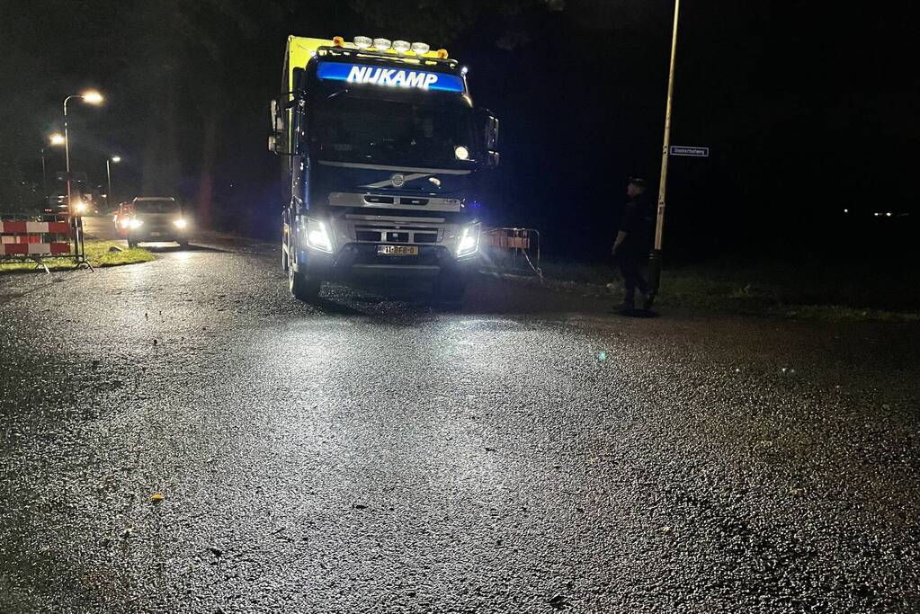 Aanhanger met container gekanteld