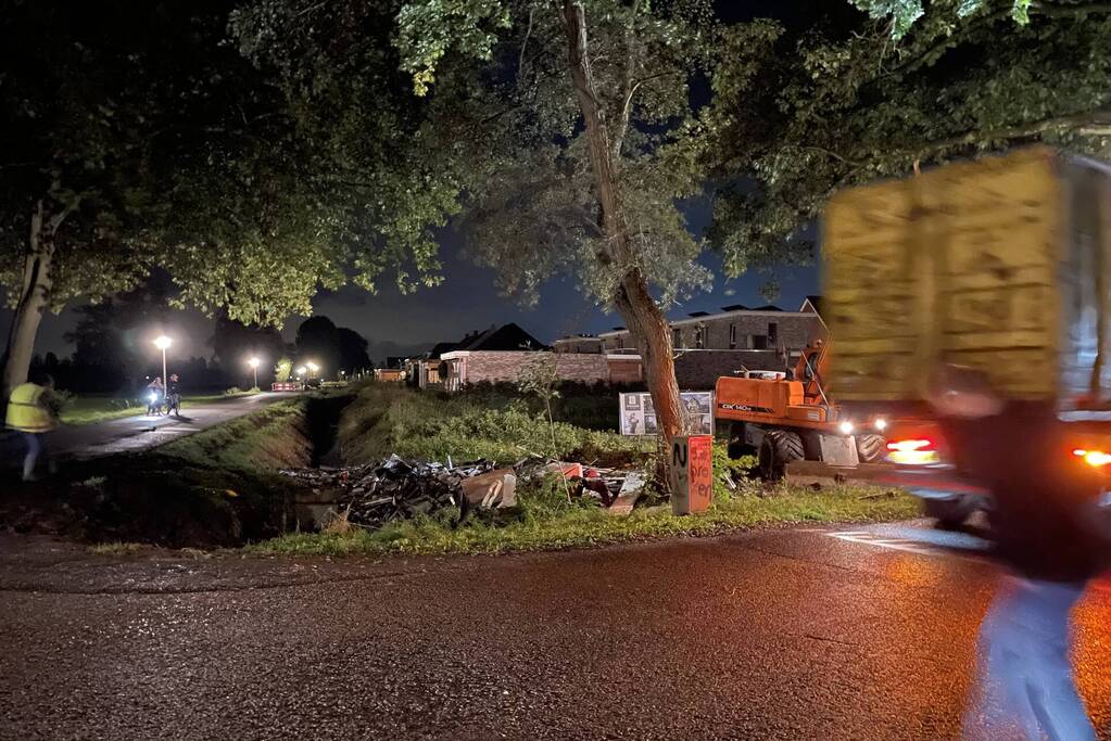 Aanhanger met container gekanteld