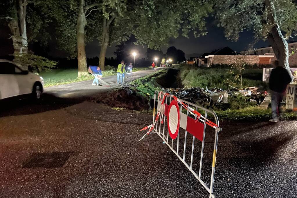 Aanhanger met container gekanteld