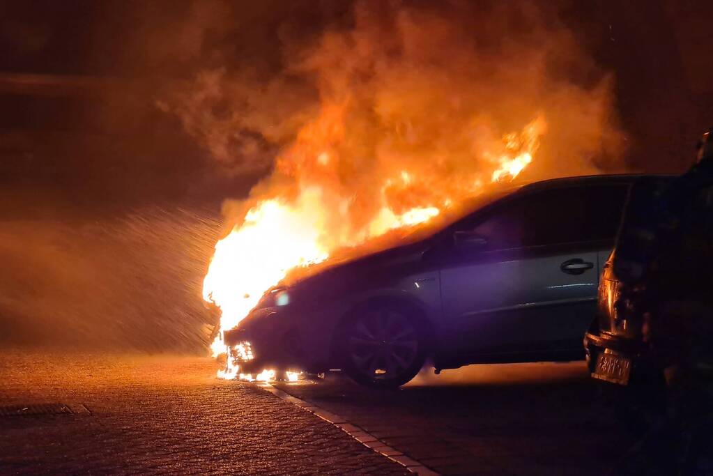 Twee auto's verwoest door brand