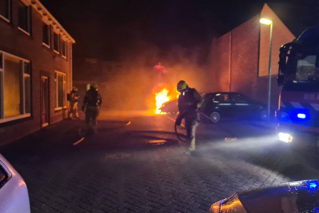Twee auto's verwoest door brand