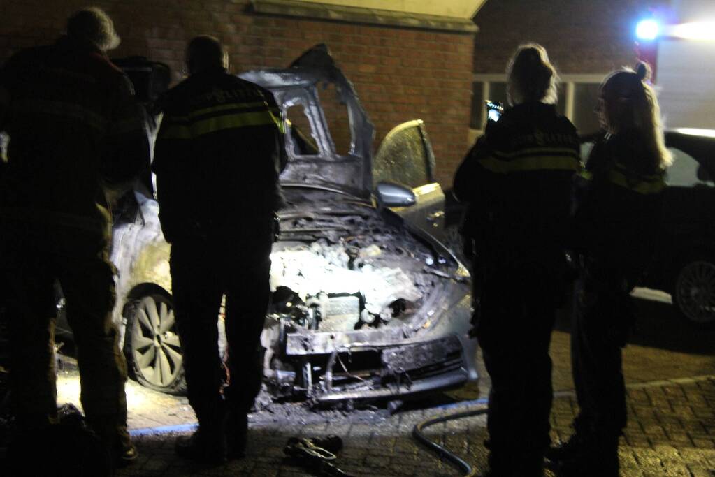 Twee auto's verwoest door brand