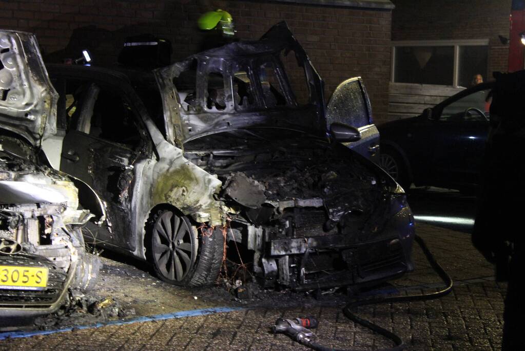 Twee auto's verwoest door brand