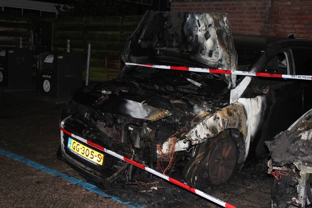 Twee auto's verwoest door brand