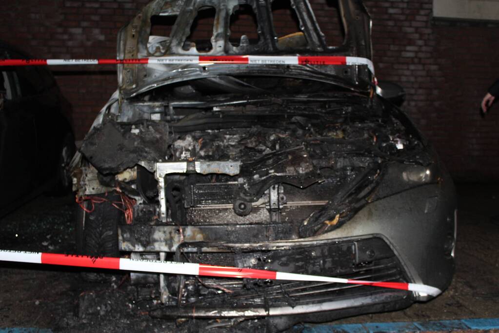 Twee auto's verwoest door brand