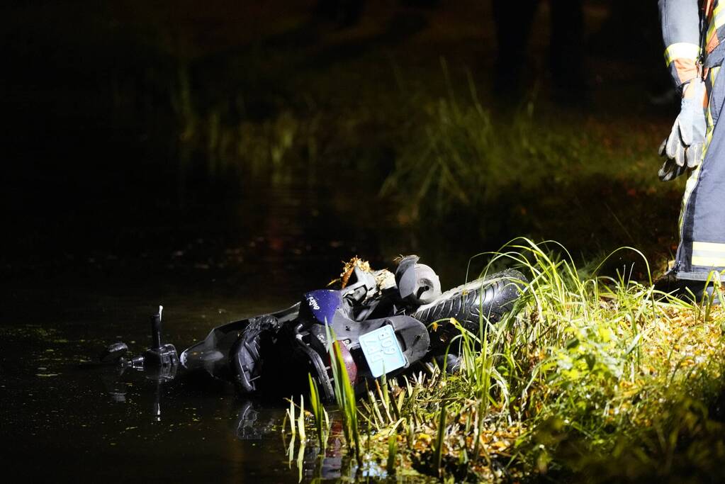 Hulpdiensten rukken uit voor scooter in sloot