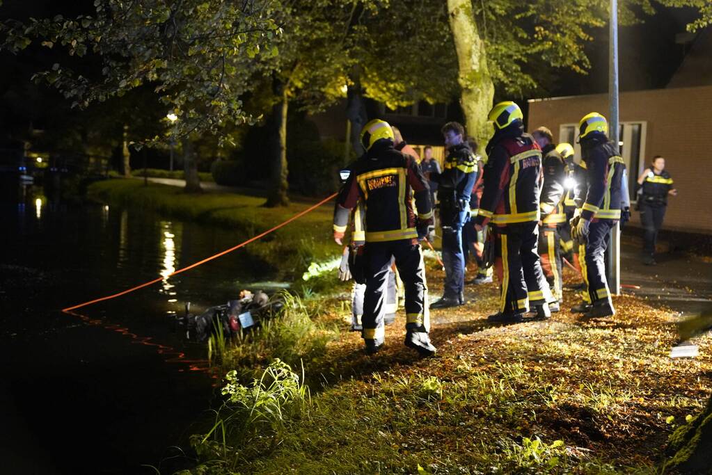 Hulpdiensten rukken uit voor scooter in sloot