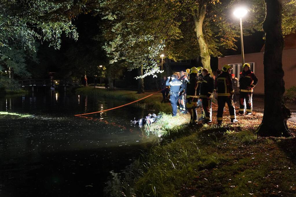 Hulpdiensten rukken uit voor scooter in sloot