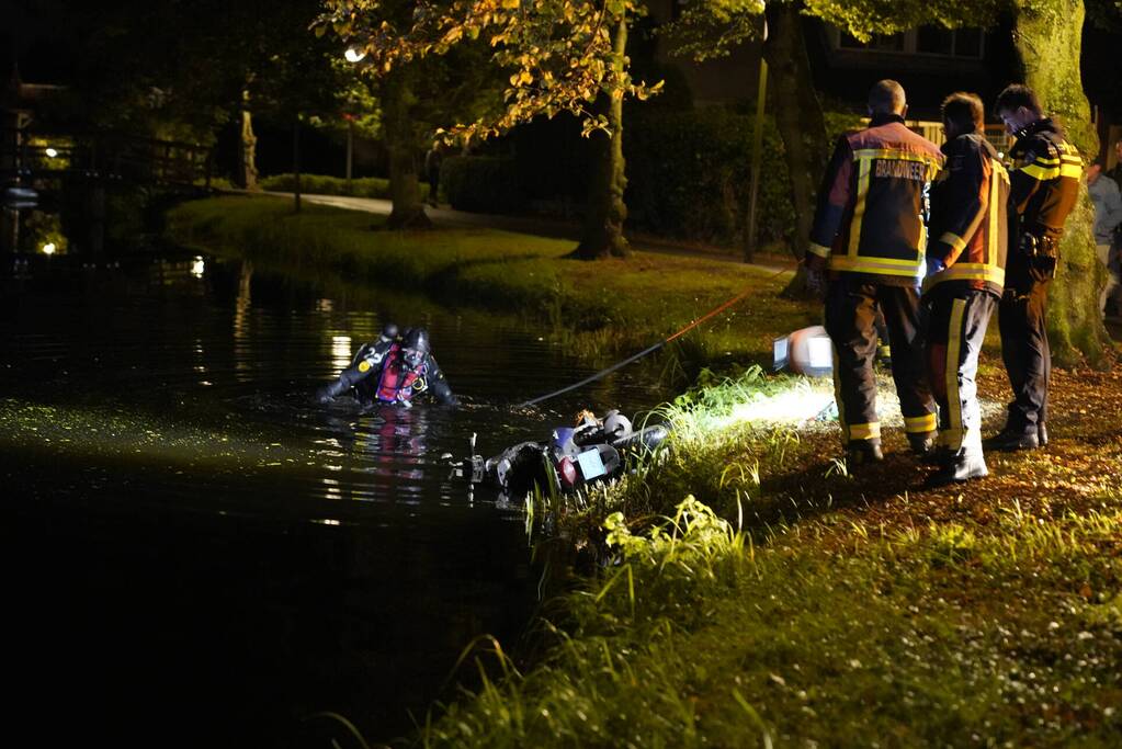 Hulpdiensten rukken uit voor scooter in sloot