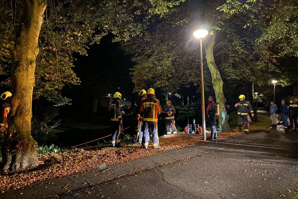 Hulpdiensten rukken uit voor scooter in sloot