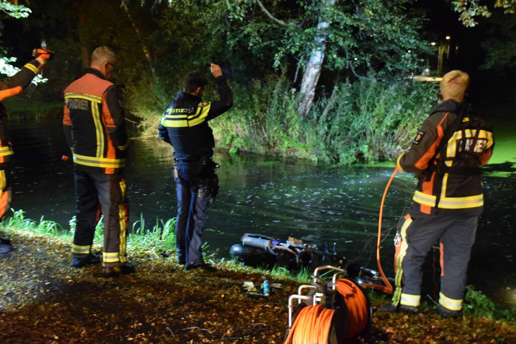 Hulpdiensten rukken uit voor scooter in sloot