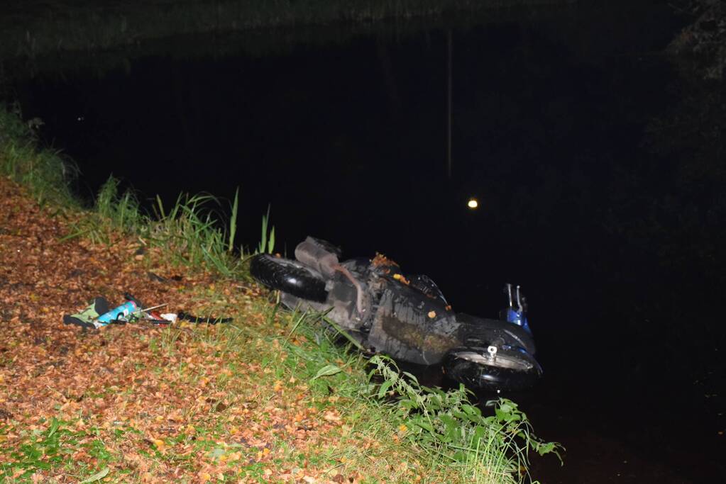 Hulpdiensten rukken uit voor scooter in sloot