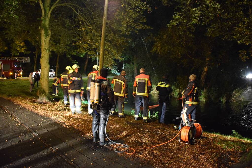 Hulpdiensten rukken uit voor scooter in sloot