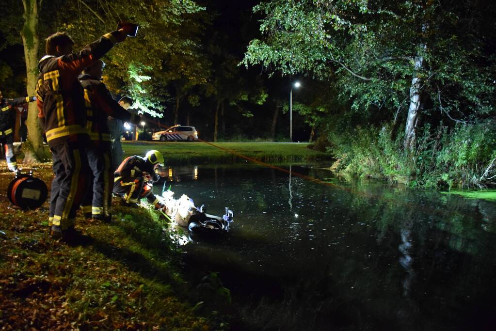 Hulpdiensten rukken uit voor scooter in sloot