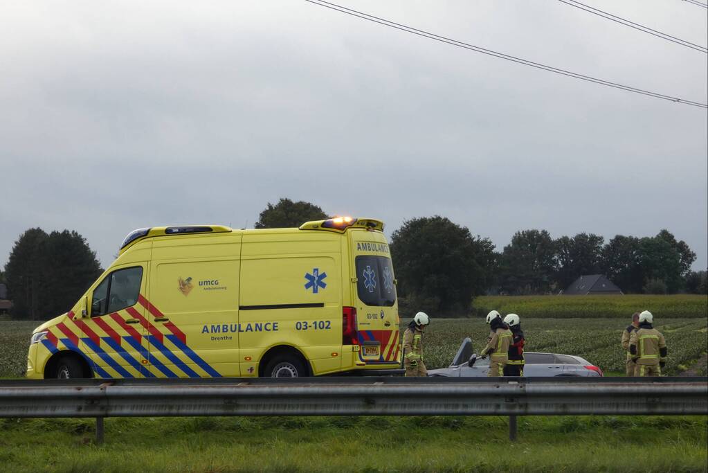 Auto belandt in greppel naast snelweg