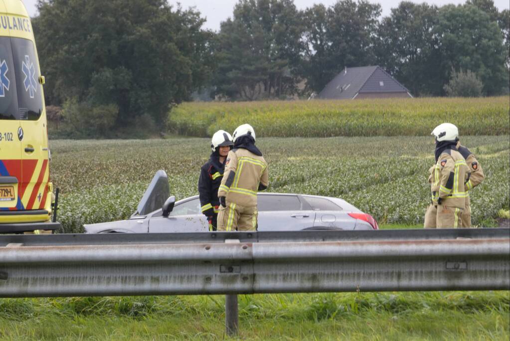 Auto belandt in greppel naast snelweg