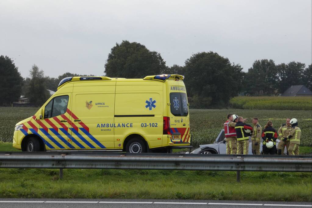 Auto belandt in greppel naast snelweg
