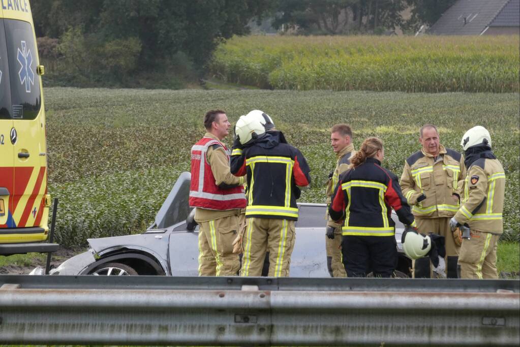 Auto belandt in greppel naast snelweg