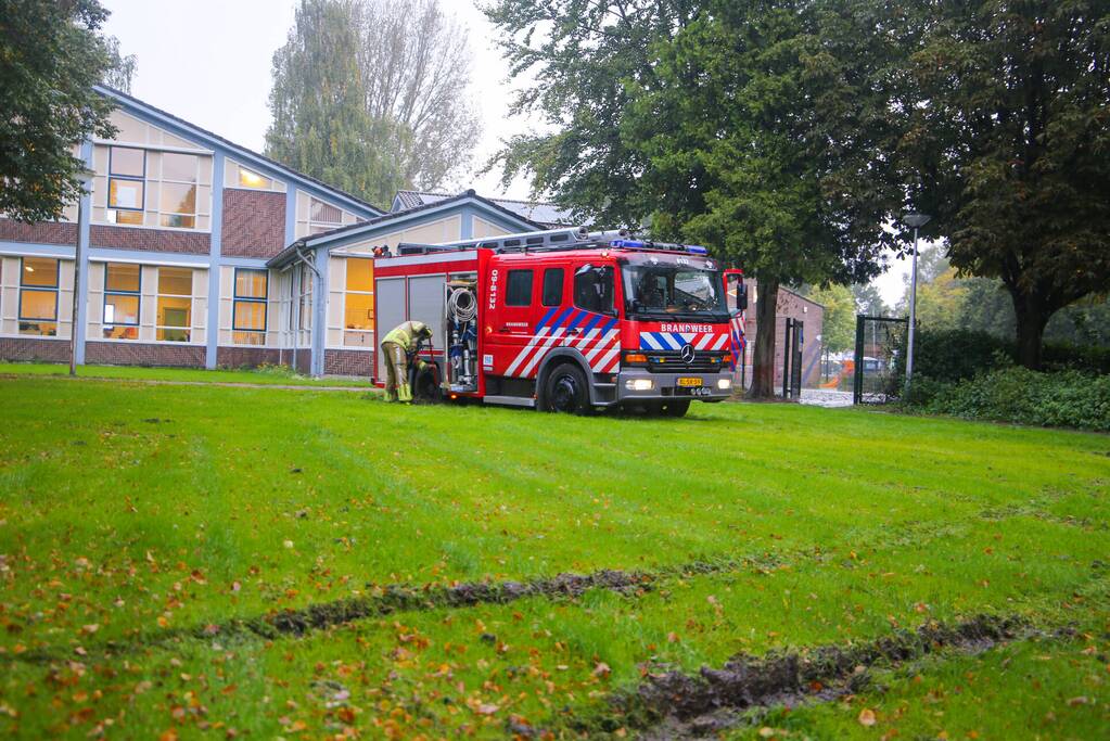 Brandweerwagen rijdt zich vast in het grasveld