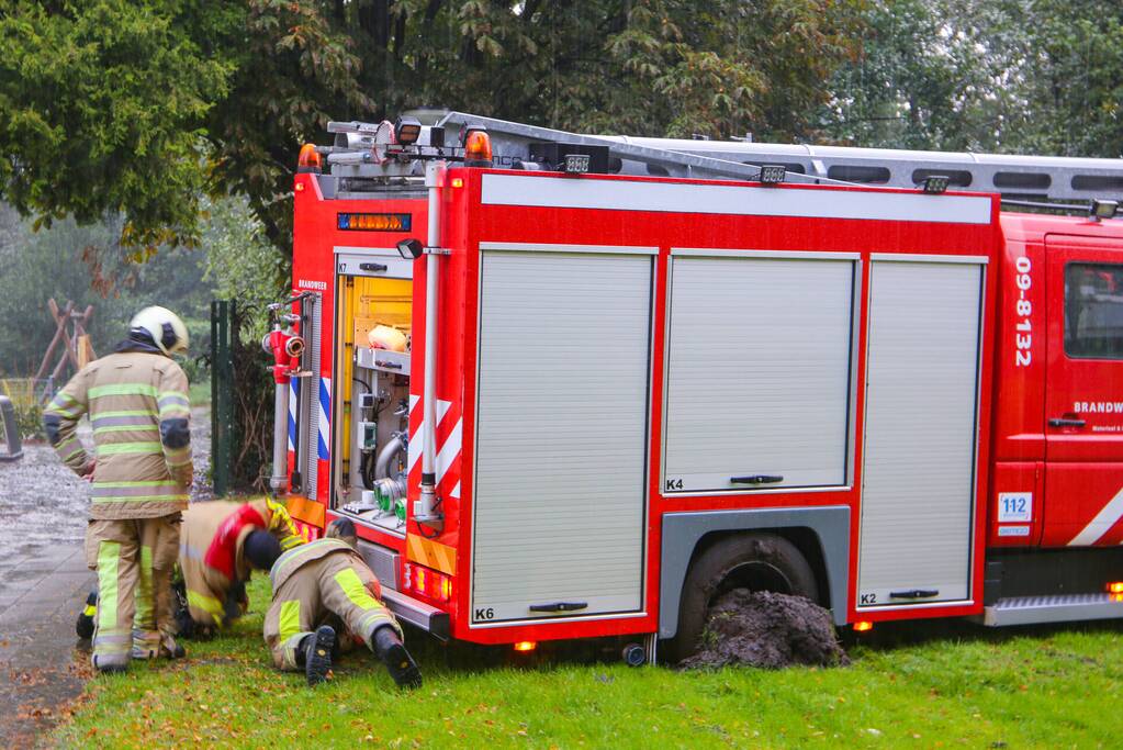 Brandweerwagen rijdt zich vast in het grasveld