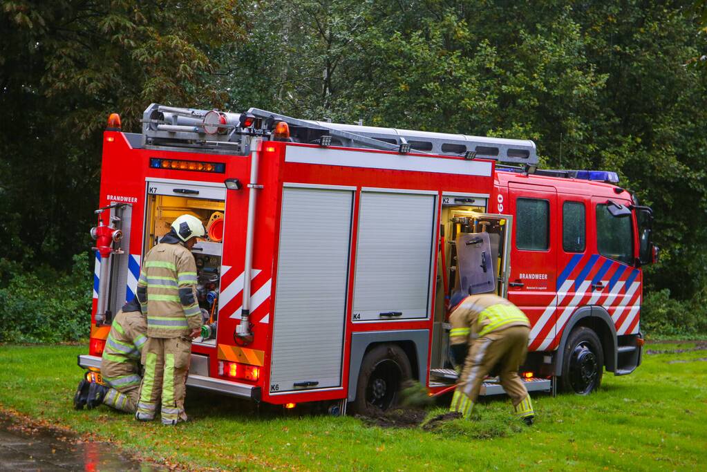 Brandweerwagen rijdt zich vast in het grasveld