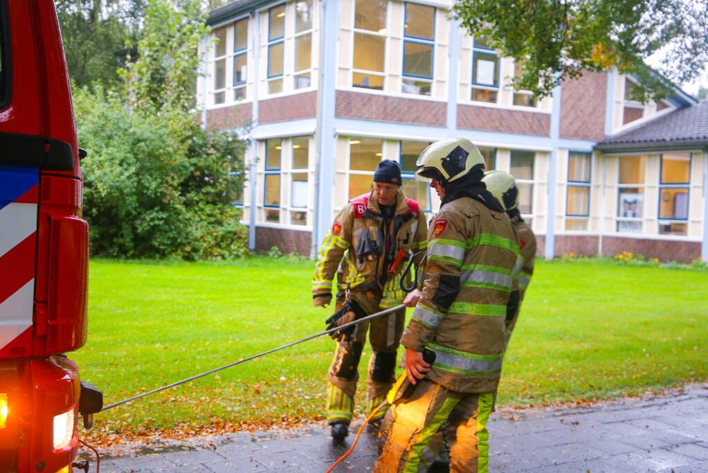 Brandweerwagen rijdt zich vast in het grasveld