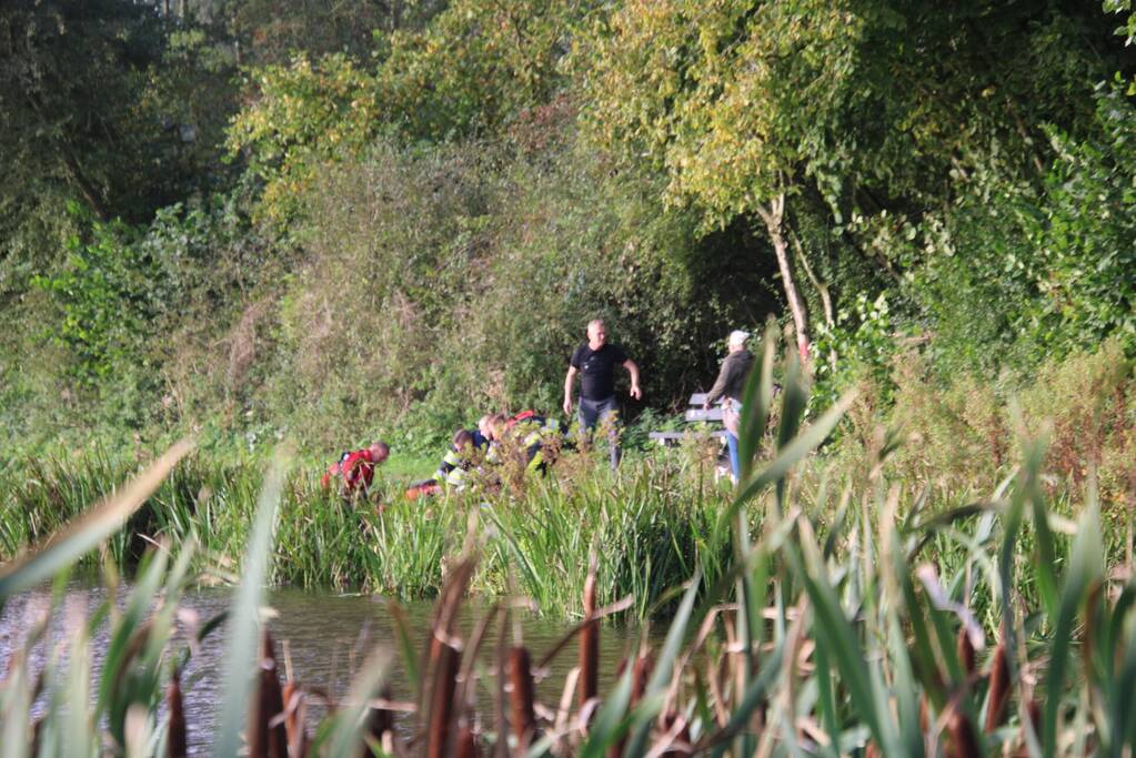 Persoon in scootmobiel raakt te water