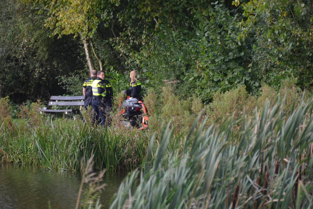 Persoon in scootmobiel raakt te water