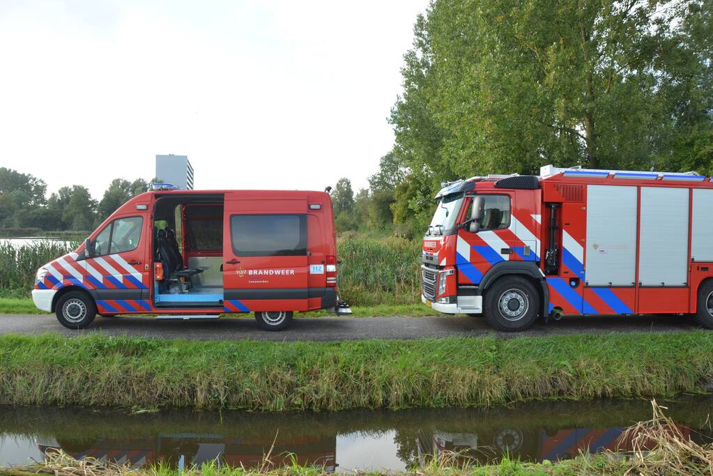 Persoon in scootmobiel raakt te water