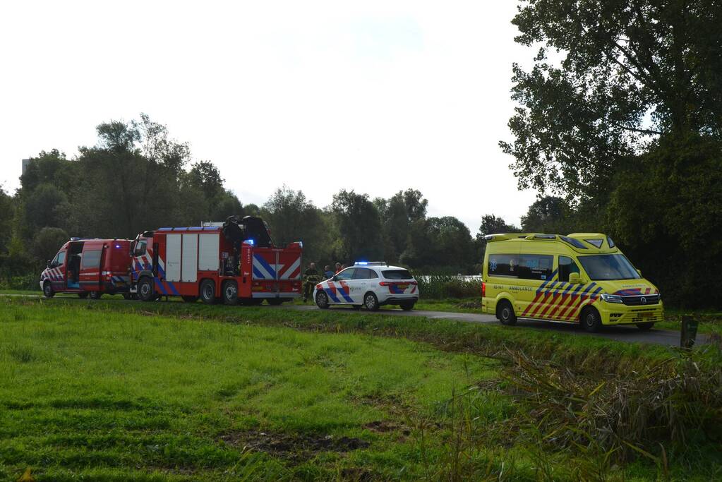Persoon in scootmobiel raakt te water
