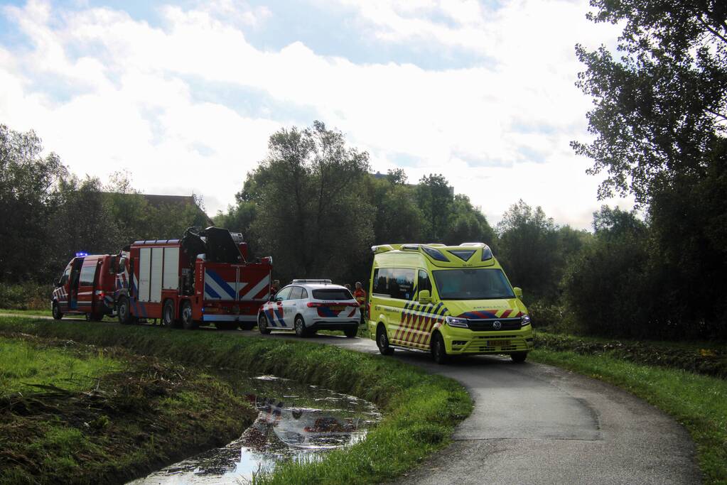 Persoon in scootmobiel raakt te water
