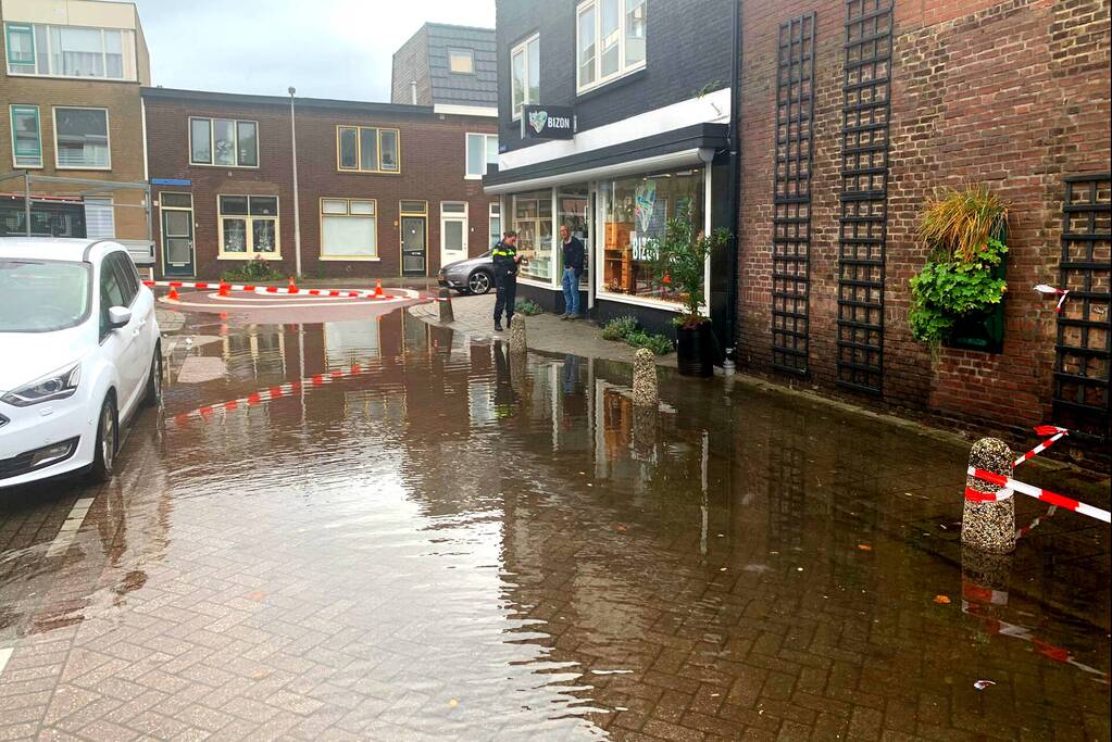 Straten onderwater na wolkbreuk in De Korte Akkeren