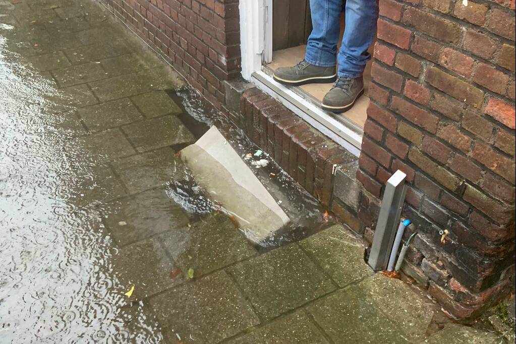 Straten onderwater na wolkbreuk in De Korte Akkeren