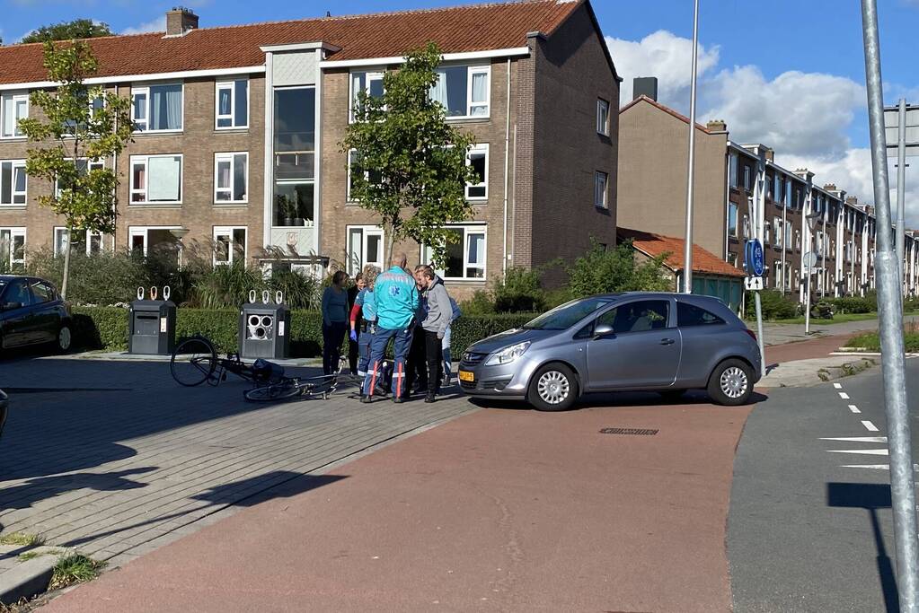Fietser onderuit bij aanrijding met auto