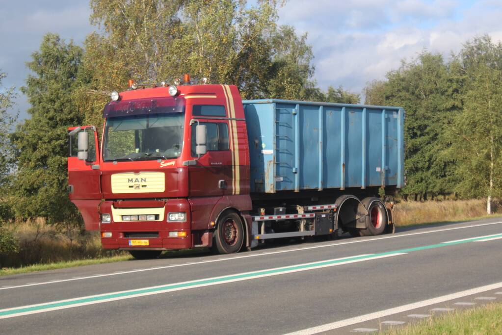 Twee auto's beschadigd nadat vrachtwagen wiel verliest