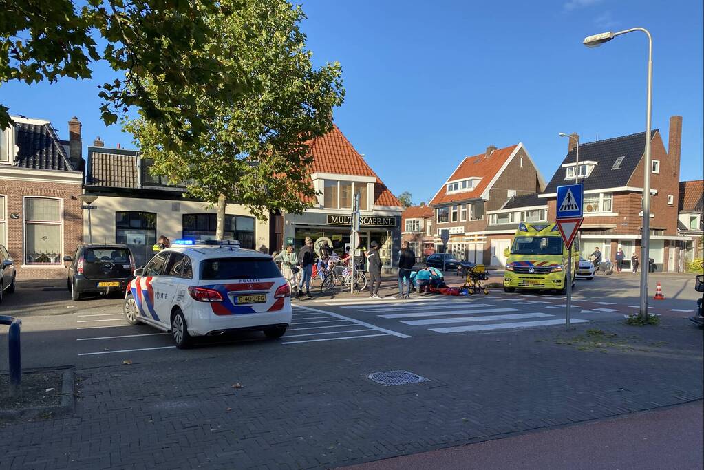 Fietser ziet auto over het hoofd en raakt gewond