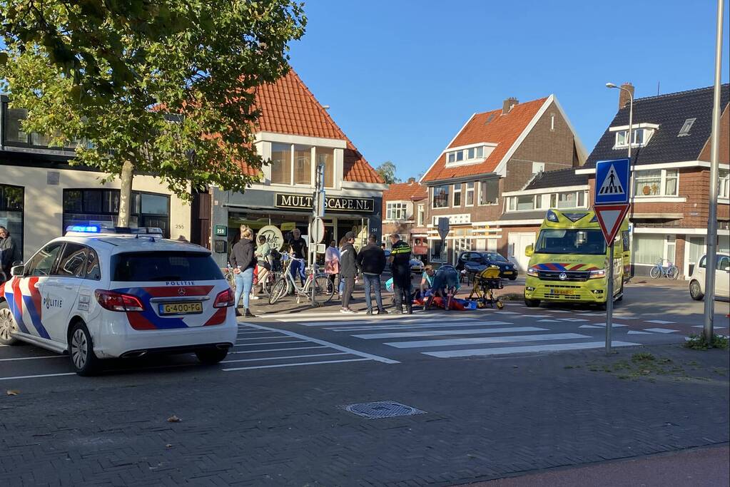 Fietser ziet auto over het hoofd en raakt gewond