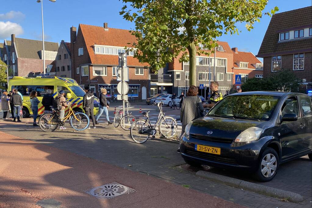 Fietser ziet auto over het hoofd en raakt gewond