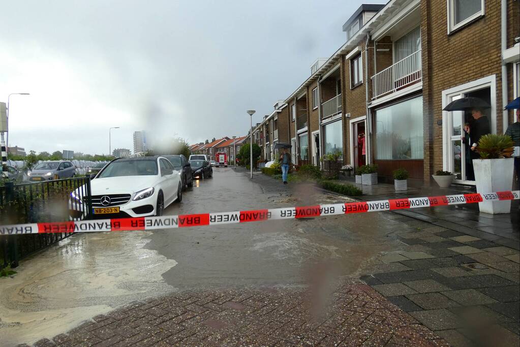 Straat onderwater door gesprongen waterleiding