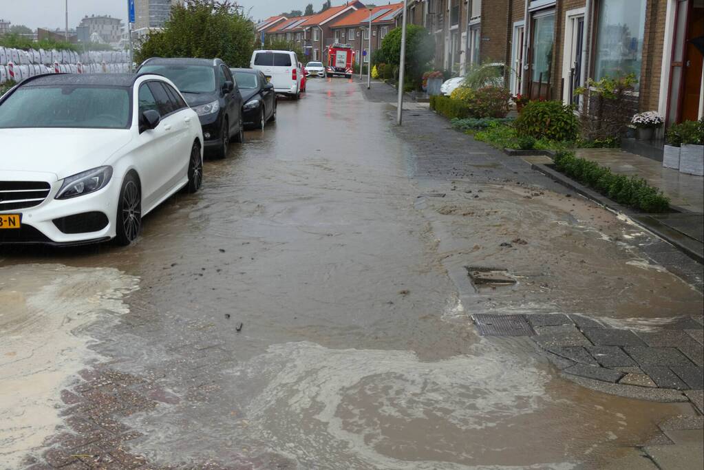Straat onderwater door gesprongen waterleiding