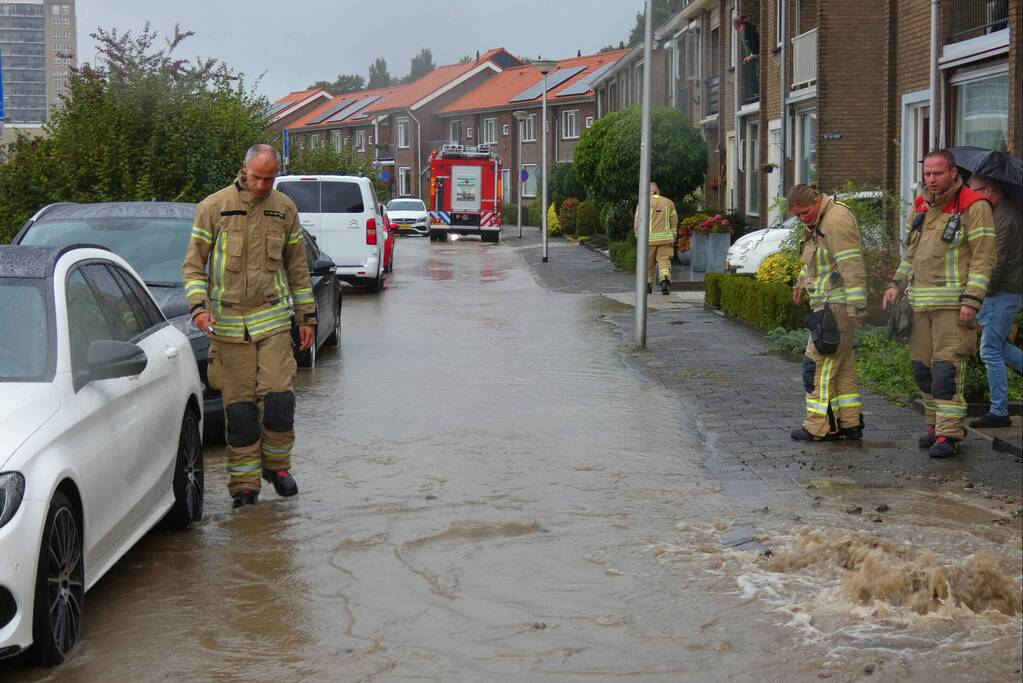 Straat onderwater door gesprongen waterleiding