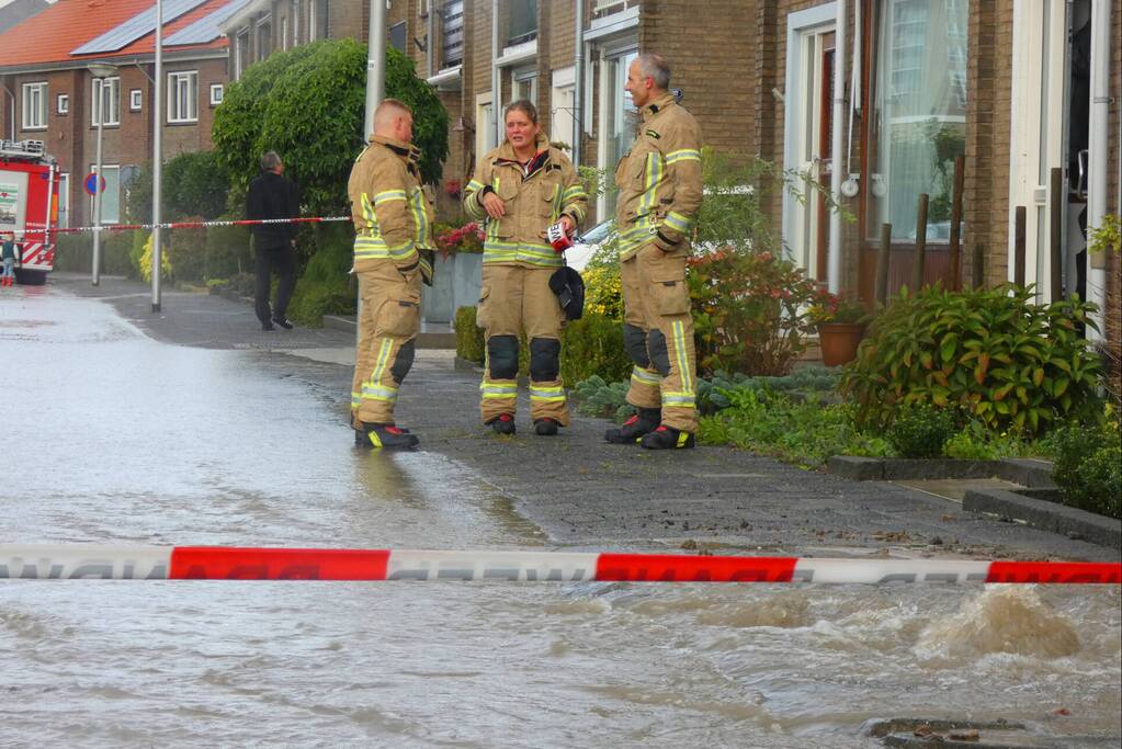 Straat onderwater door gesprongen waterleiding