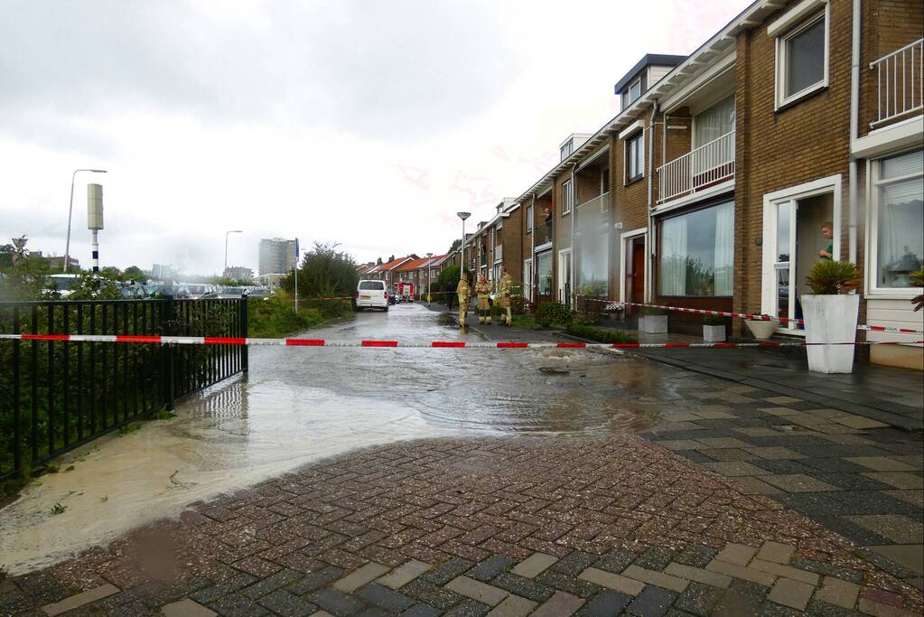 Straat onderwater door gesprongen waterleiding