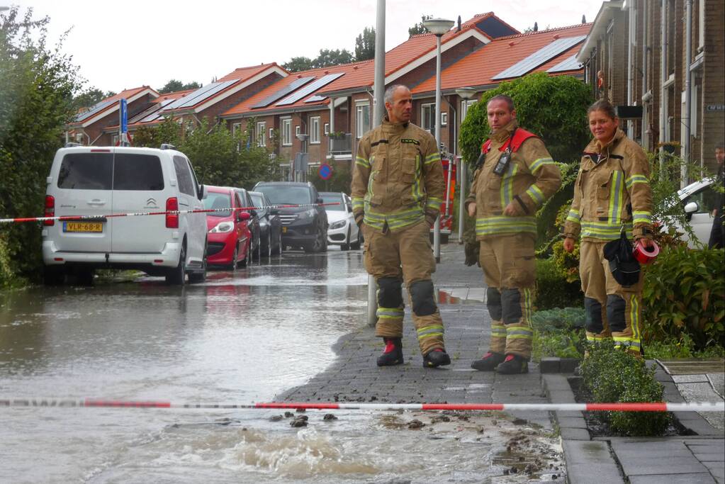Straat onderwater door gesprongen waterleiding