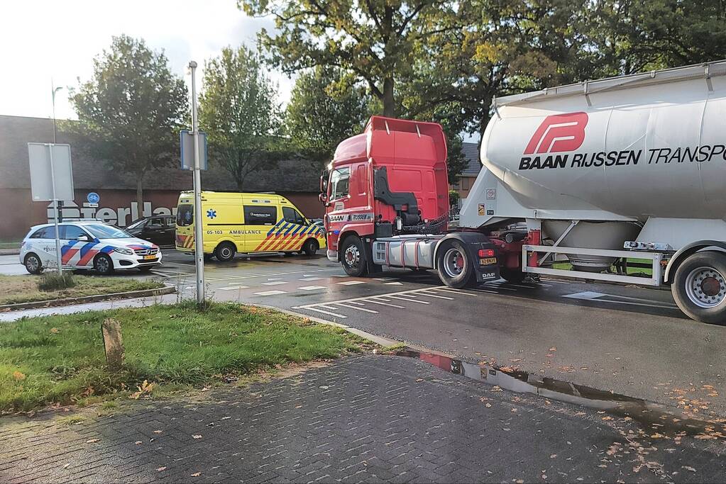 Overstekende fietser aangereden door vrachtwagen
