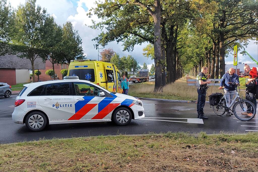 Overstekende fietser aangereden door vrachtwagen